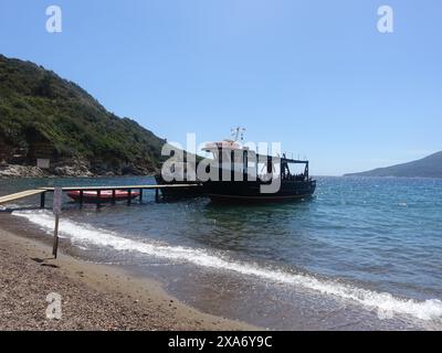 Ein Boot, das an einem Strandufer vertäut ist Stockfoto
