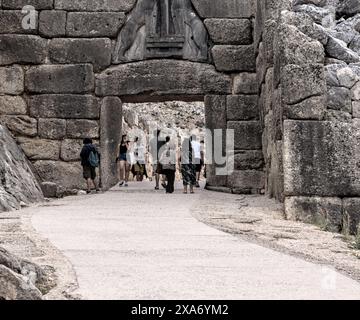 Touristen passieren den Eingang zum Löwentor an der berühmten antiken griechischen archäologischen Stätte Mykene. Stockfoto