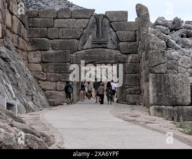 Touristen passieren den Eingang zum Lions Gate an der berühmten antiken griechischen archäologischen Stätte Mykene Griechenland Stockfoto