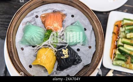 Garnelenknödel in einem Dampftablett im chinesischen Restaurant (bunte Auswahl an Teigtaschen verschiedener Art) gedämpftes xiaolongbao-Gericht zum Mitnehmen (asiatisches fusi Stockfoto