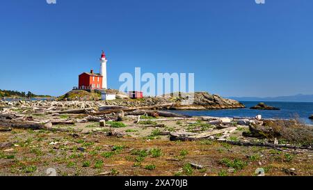 Blick auf den Strand, der zum historischen Fisgard Lighthouse in Victoria führt. Stockfoto