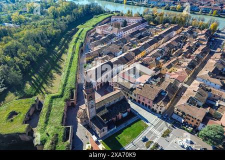 Pizzighettone aus der Vogelperspektive, eine malerische kleine Stadt am Fluss Addar in der Provinz Cremona, Lombardei, Italien Stockfoto