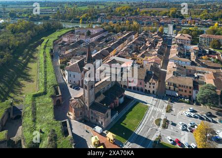 Pizzighettone aus der Vogelperspektive, eine malerische kleine Stadt am Fluss Addar in der Provinz Cremona, Lombardei, Italien Stockfoto