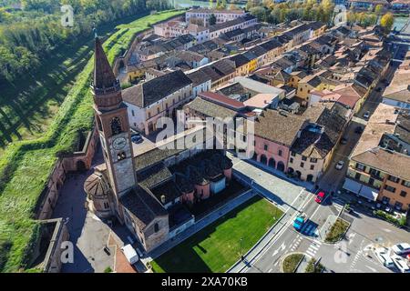 Pizzighettone aus der Vogelperspektive, eine malerische kleine Stadt am Fluss Addar in der Provinz Cremona, Lombardei, Italien Stockfoto