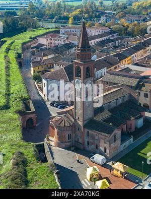 Pizzighettone aus der Vogelperspektive, eine malerische kleine Stadt am Fluss Addar in der Provinz Cremona, Lombardei, Italien Stockfoto