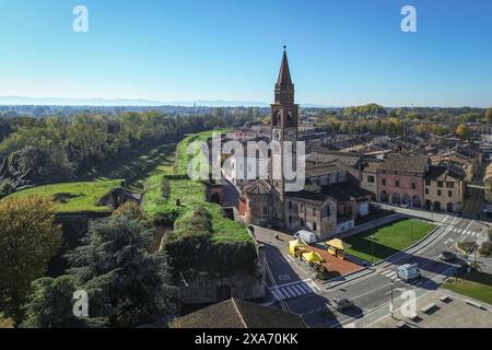 Pizzighettone aus der Vogelperspektive, eine malerische kleine Stadt am Fluss Addar in der Provinz Cremona, Lombardei, Italien Stockfoto