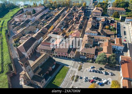 Pizzighettone aus der Vogelperspektive, eine malerische kleine Stadt am Fluss Addar in der Provinz Cremona, Lombardei, Italien Stockfoto