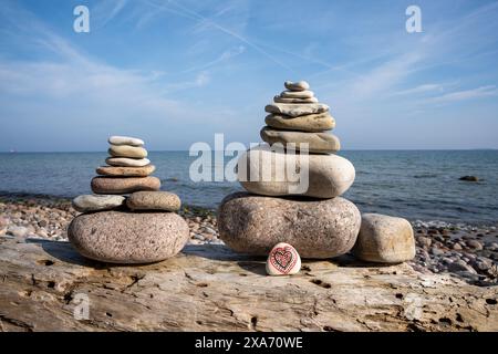 Mehrere Steine balancieren übereinander Stockfoto