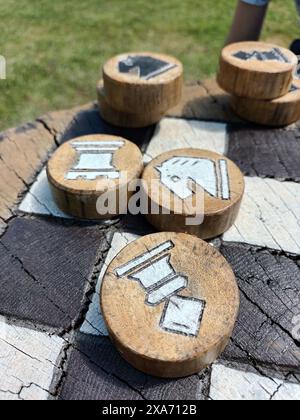 Ein Schachbrett auf einem Holz gezeichnet, mit fünf Schachfiguren Stockfoto
