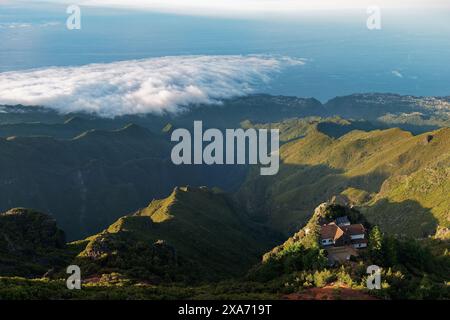 Blick auf die Nordküste von Pico Ruivo, Madeira, Portugal. Stockfoto