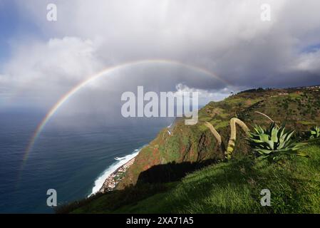 Regenbogen über dem Atlantik, Paul do Mar, Madeira, Portugal. Stockfoto