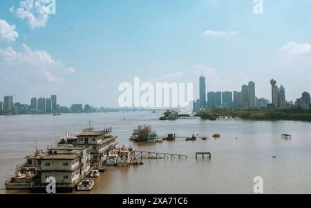 Während der Hochwassersaison in Wuhan tauchte das aufsteigende Flusswasser die Parks und Docks am Strand des Yangtze River unter. Stockfoto