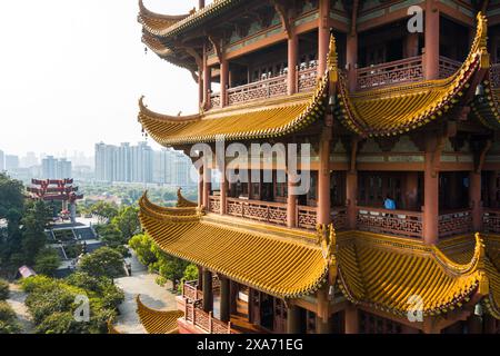 Eine Nahaufnahme des Gelben Kranturms in Wuhan. Dies ist der berühmteste malerische Ort in Wuhan, wo viele alte chinesische Dichter ihre Gedichte hinterlassen haben. Stockfoto