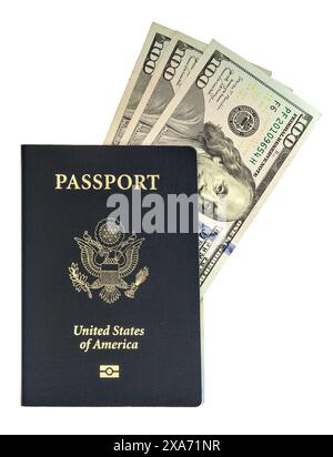 US-Reisepass mit Hunderten Dollarscheine (usa, usa, amerikanische Währung, Geld, Banknoten) Tourismuskonzept (Wohlstand, Wohlstand, f Stockfoto