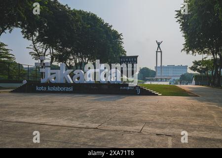 Jakarta, Indonesien - 8. Mai 2024. Jakarta-Schild mit dem indonesischen Satz "Sukses Jakarta untuk Indonesia" darunter. Der Ausdruck bedeutet „Succe Stockfoto