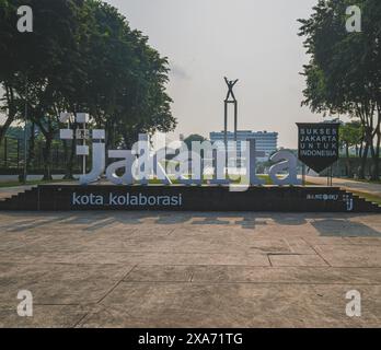 Jakarta, Indonesien - 8. Mai 2024. Jakarta-Schild mit dem indonesischen Satz "Sukses Jakarta untuk Indonesia" darunter. Der Ausdruck bedeutet „Succe Stockfoto