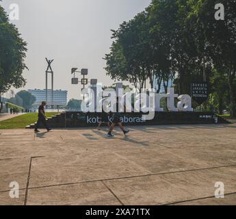 Jakarta, Indonesien - 8. Mai 2024. Seit dem frühen Morgen sind die Menschen im Lapangan Banteng Park aktiv. Stockfoto