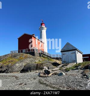 Die majestätische, restaurierte Touristenattraktion, der Fisgard Lighthouse und sein Bootsschuppen. Stockfoto