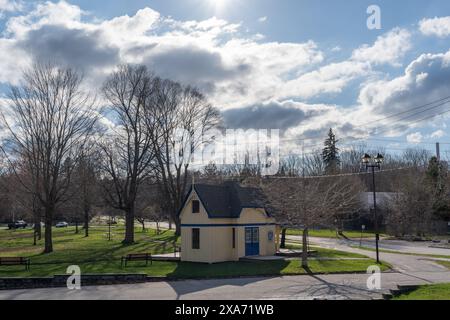 Miniaturbahnhof am Couchiching Beach Park an einem schönen Frühlingstag Stockfoto