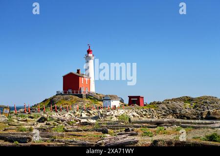 Blick auf den restaurierten, historischen Fisgard Lighthouse vor einem hellblauen Frühlingshimmel. Stockfoto