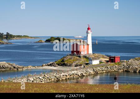 Blick auf den Damm und den Fisgard Lighthouse und die umliegenden Gewässer. Stockfoto