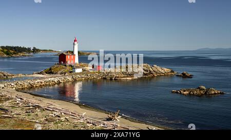 Der Fisgard Lighthouse und seine schöne Reflexion im Meer an einem klaren Tag. Stockfoto