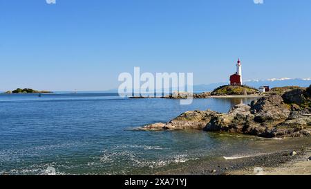 Fernsicht auf den historischen Fisgard Lighthouse und die umliegenden Gewässer. Stockfoto