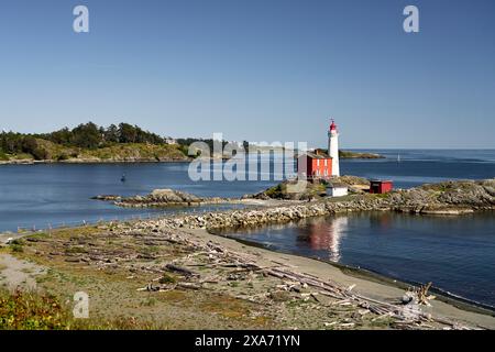 Blick auf den historischen Fisgard Lighthouse und das umliegende Wasser an einem hellen klaren Tag. Stockfoto