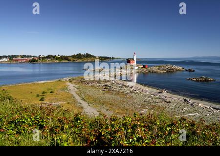 Fernblick auf Fisgard Lighthouse, Victoria, BC vom Strand aus. Stockfoto