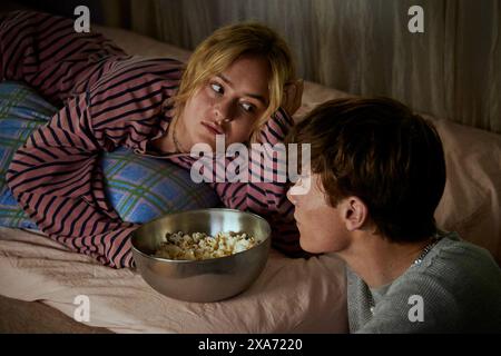 ERSCHEINUNGSDATUM: 31. Mai 2024. TITEL: Ein Teil von dir. STUDIO: Netflix. REGIE: Sigge Eklund. Agnes, eine Teenagerin, die neidisch auf ihre beliebte ältere Schwester Julia ist, steht vor einem Umbruch, wenn die Tragödie zuschlägt. Gezwungen, sich neu zu erfinden, ist sie kurz davor, ihre Träume zu verwirklichen, muss aber die Folgen ihrer Entscheidungen durchgehen, MIT EDVIN RYDING als Noel, FELICIA TRUEDSSON als Agnes. (Credit Image: © Netflix/Entertainment Pictures/ZUMAPRESS.com) NUR REDAKTIONELLE VERWENDUNG! Nicht für kommerzielle ZWECKE! Stockfoto