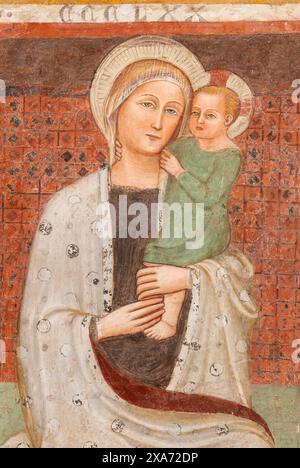 PERUGIA, ITALIEN - 15. MAI 2024: Das mittelalterliche Fresko der Madonna in der Kirche Basilica di San Domenico (1396). Stockfoto