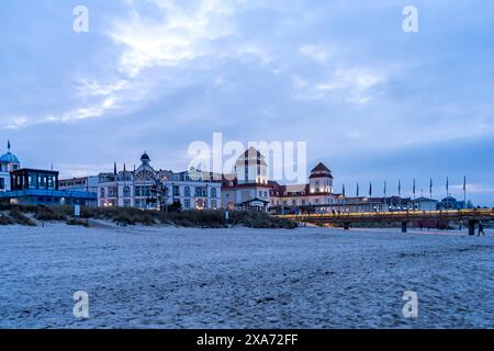 Strand und Kurhaus Hotel Binz in der Abenddämmerung, Rügeninsel, Mecklenburg-Vorpommern, Deutschland Stockfoto