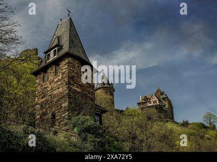 Hutturm am Stadtmauerweg, im Hintergrund Schloss Stahleck, Oberes Mittelrheintal, Rheinland-Pfalz, Deutschland Stockfoto