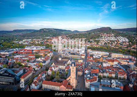 Blick über die Stadt Jena mit den Kernbergen im Hintergrund bei Sonnenuntergang und blauem Himmel, Jena, Thüringen, Deutschland Stockfoto