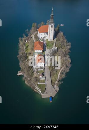 Bird&#39;die Kirche St. Mary&#39;s aus der Vogelperspektive im Bleder See, Bled, Slowenien, Europa. Stockfoto