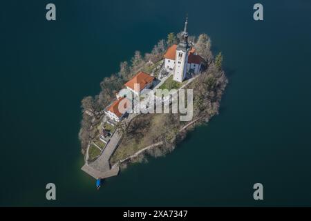 Bird&#39;die Kirche St. Mary&#39;s aus der Vogelperspektive im Bleder See, Bled, Slowenien, Europa. Stockfoto