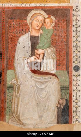 PERUGIA, ITALIEN - 15. MAI 2024: Das mittelalterliche Fresko der Madonna in der Kirche Basilica di San Domenico (1396). Stockfoto