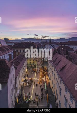 Blick vom Schlossberg auf einen Weihnachtsmarkt in der Altstadt von Graz, Steiermark, Österreich. Stockfoto