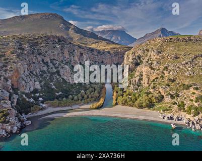 Malerische Insel mit einem Fluss, der durch felsige Küsten fließt Stockfoto