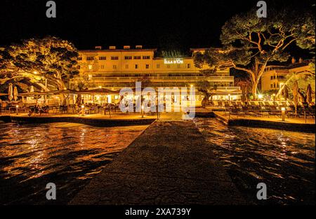 Blick vom Steg zum Hotel Illa d´Or auf dem Pine Walk bei Nacht, Port de Pollenca, Mallorca, Spanien Stockfoto