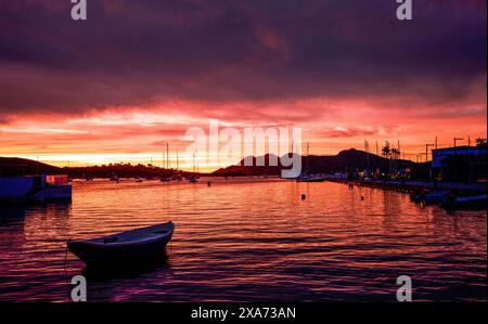 Hafen und Bucht von Port de Pollenca bei Sonnenaufgang und Sonnenaufgang, im Hintergrund die Tramuntana Berge, Mallorca, Spanien Stockfoto