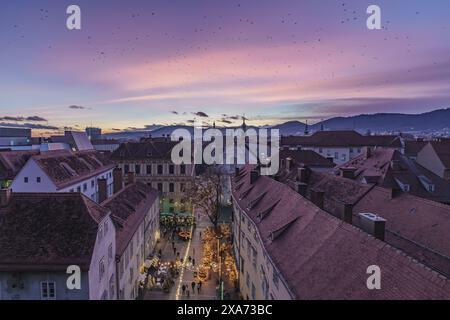 Blick vom Schlossberg auf einen Weihnachtsmarkt in der Altstadt von Graz, Steiermark, Österreich. Stockfoto