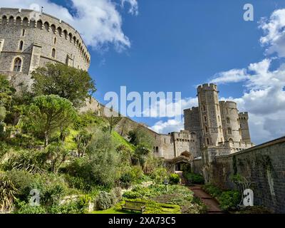 Ein grüner Garten vor einem schlossartigen Gebäude Stockfoto