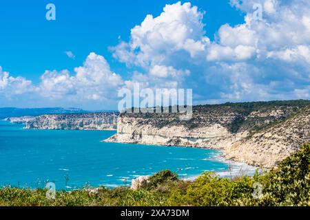 Klippen, östliches Mittelmeer, Kourion, Bezirk Akrotiri, Republik Zypern Stockfoto