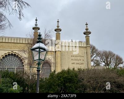 Eine Straßenlaterne steht vor einem Gebäude mit zahlreichen Türmen Stockfoto