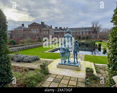 Statue von zwei Männern und einem Kind auf Pferden im Garten Stockfoto