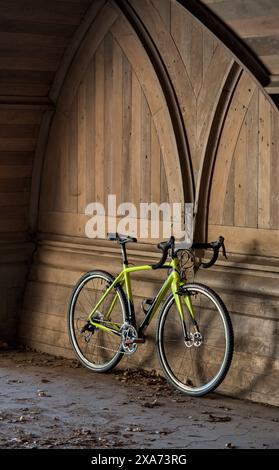 Spezielles Crux Cyclocross-Schotterrad lehnt sich an eine Holzwand mit Bögen. Stockfoto