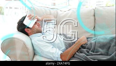 Bild von 5G-Text mit Kreisen und Oszilloskreisen, die über kranken Mann im Hintergrund auf Sofa liegen Stockfoto