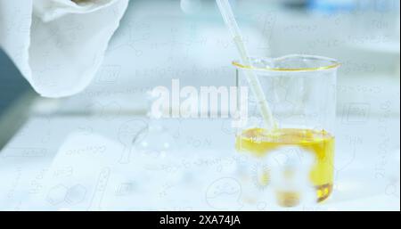 Bild chemischer Verbindungen und wissenschaftlicher Formeln über dem Becher im Labor. Wissenschaftsforschung und Medizinkonzept digital generiertes Bild. Stockfoto