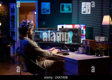 Computerwissenschaftler mit EEG-Headset über die Programmierung von Gehirntransfer in die virtuelle Computerwelt, verschmelzen mit künstlicher Intelligenz. IT-Spezialist zu Hause, der Neurowissenschaften nutzt, um digitale Seele zu gewinnen Stockfoto